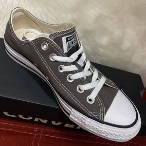 NEVER WORN Classic Chuck Converse
